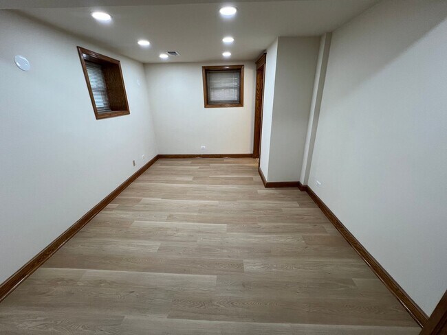 Building Photo - Stunning updated Wrigleyville 4-bed, 3-bath duplex featuring a modern kitchen, renovated baths & ...