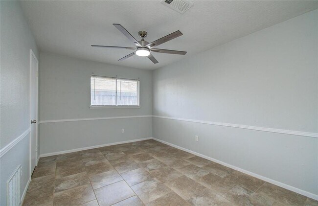 Building Photo - 3605 Kingsway Dr