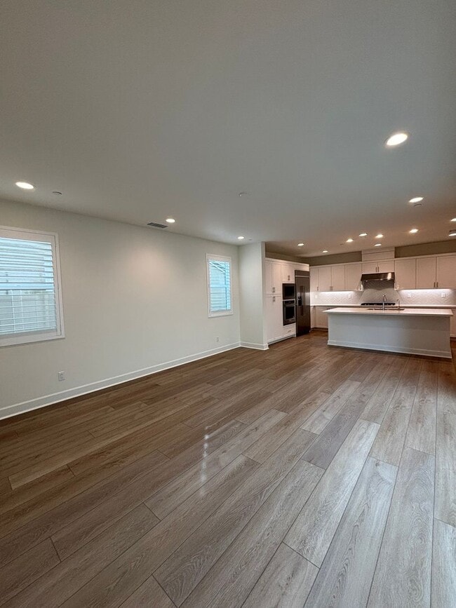 Building Photo - Gorgeous New Build in East Ventura