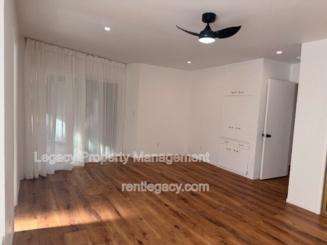 Building Photo - 1249 Davis Ave