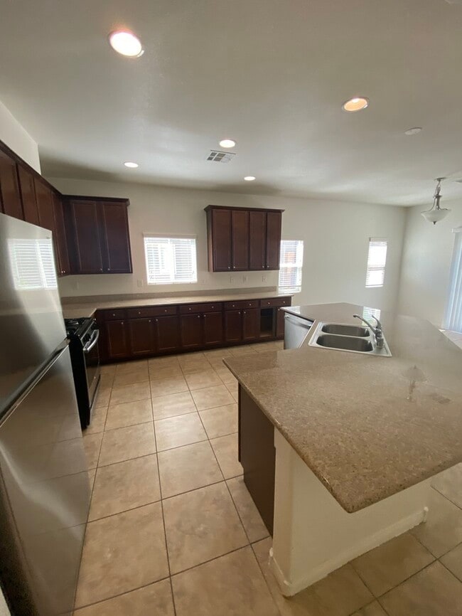 Building Photo - Spacious Single Story 3- Bedroom Home!