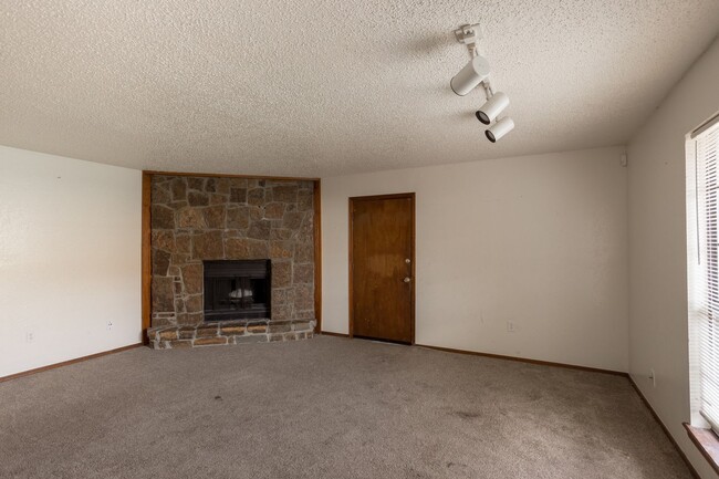 Building Photo - Spacious Duplex Available for Rent