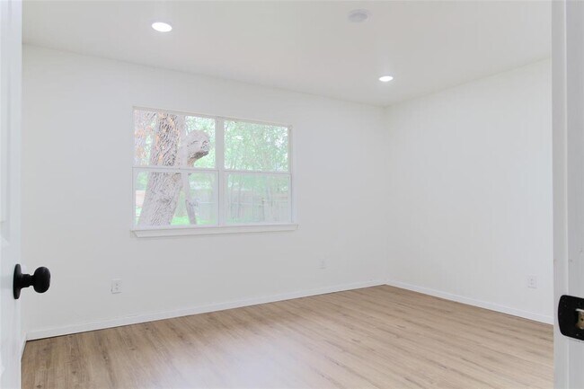 Building Photo - 305 Rowland Dr