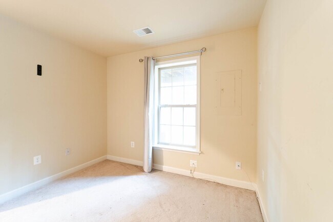 Building Photo - Stunning Centreville Townhome With Excellent Commuter Access