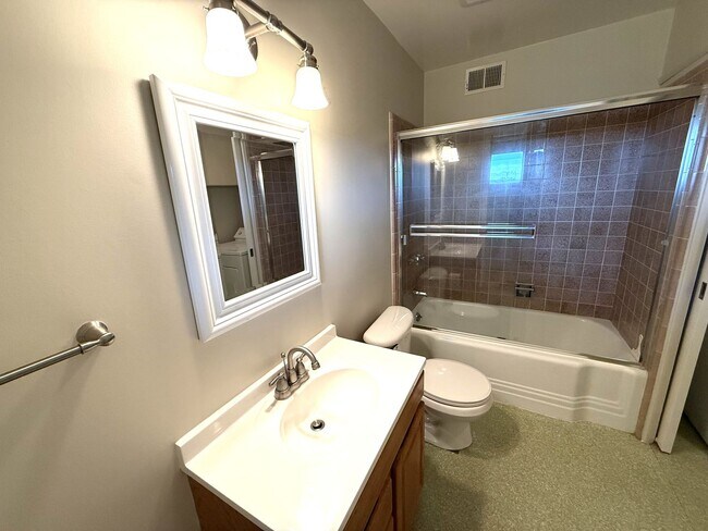 Building Photo - SPACIOUS  FOUR BED / THREE BATH SAN RAFAEL...