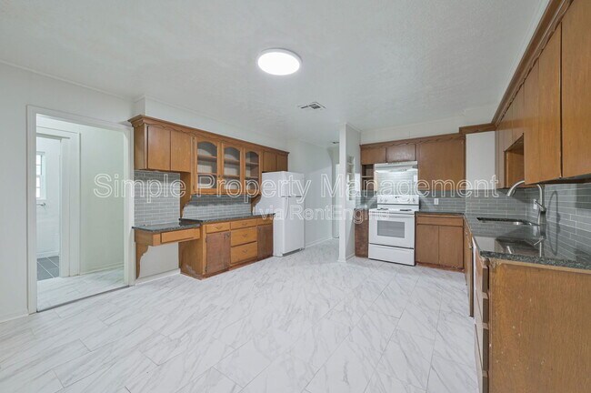 Building Photo - 713 SW 25th St
