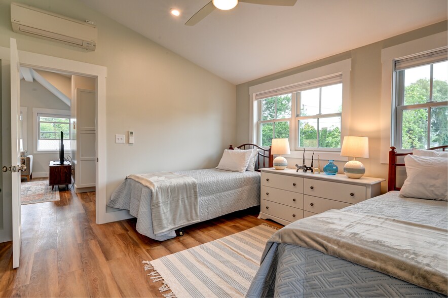 Spacious bedroom with two twin beds - 5 Key Ct