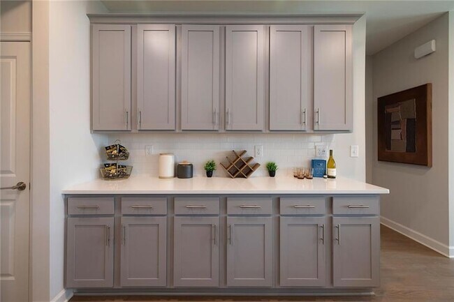 Building Photo - 622 Shallowford Rd