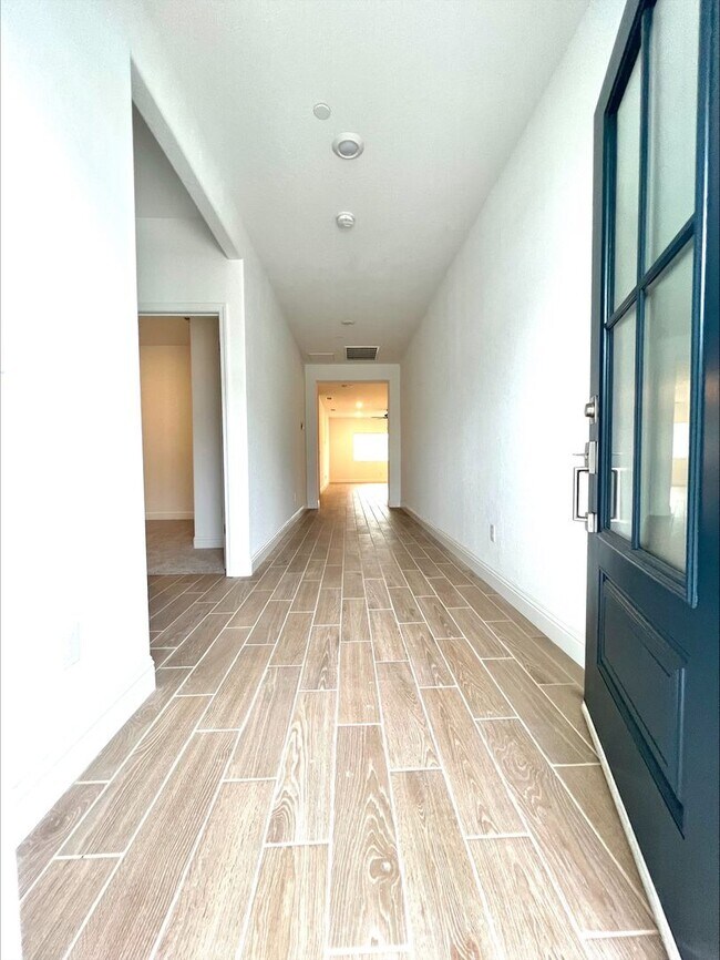 Building Photo - Beautiful 3-Bed, 2-Bath Lennar Home in Daf...