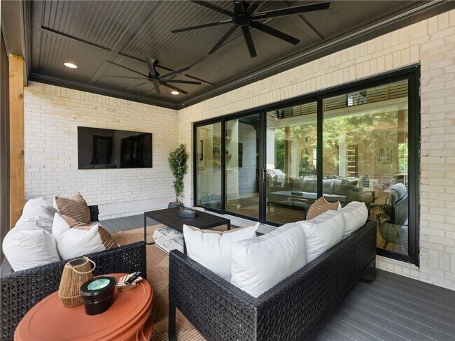 Building Photo - 566 Versailles Dr