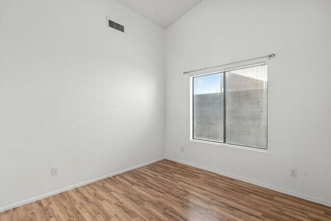 Building Photo - Great single family home!