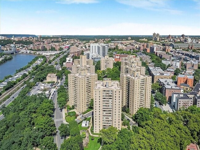 Building Photo - 9 Fordham Hill Oval