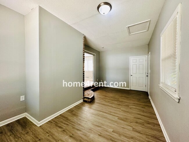 Building Photo - Ranch Style Home in KCMO w/ LVP Floors, SS Appliances and a Fenced Yard!