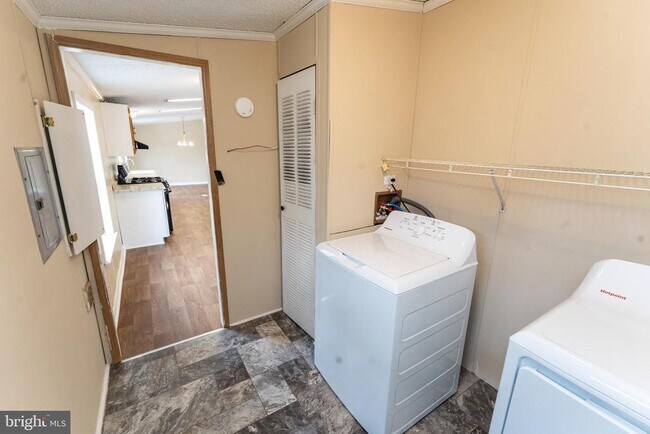 Building Photo - 1205 W 6th St