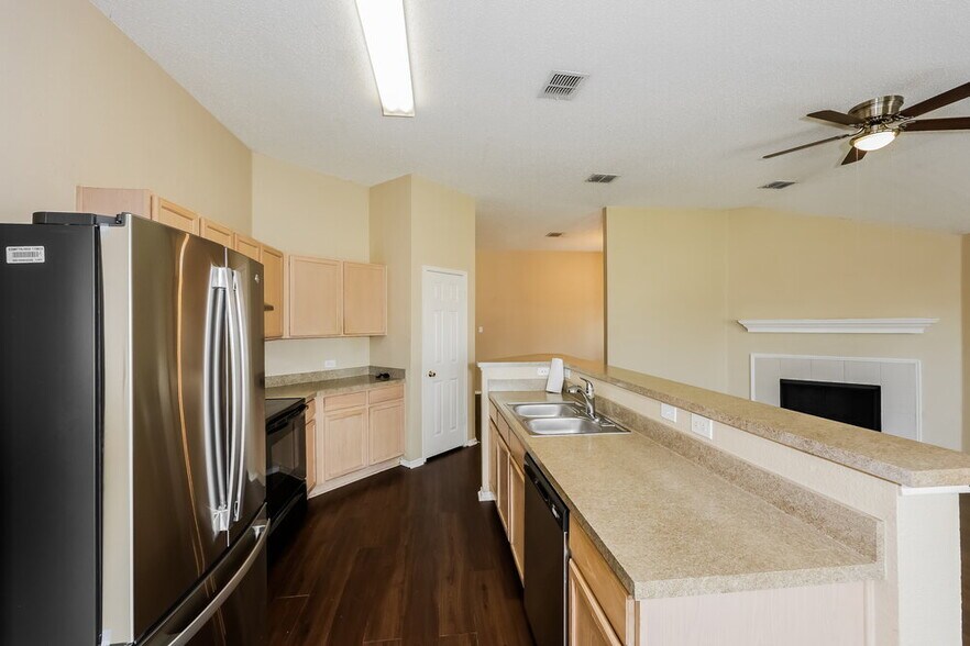 Building Photo - 2021 Wildwood Dr