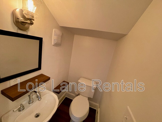 Building Photo - 3 1/2 Saint Michaels Alley