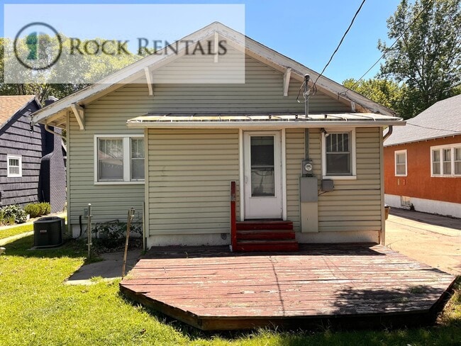 Building Photo - 2 Bed 1 Bath with Hardwood floors