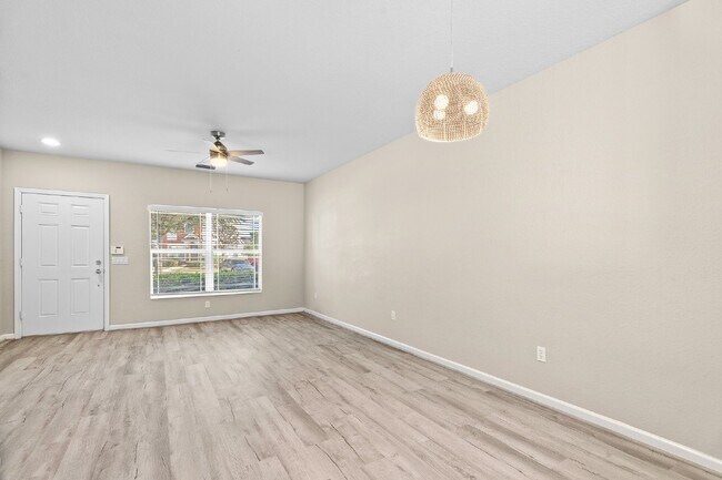 Building Photo - **NEWLY REMODELED ** MAINTENANCE FREE TOWNHOME/ NO APPLICATION FEES**