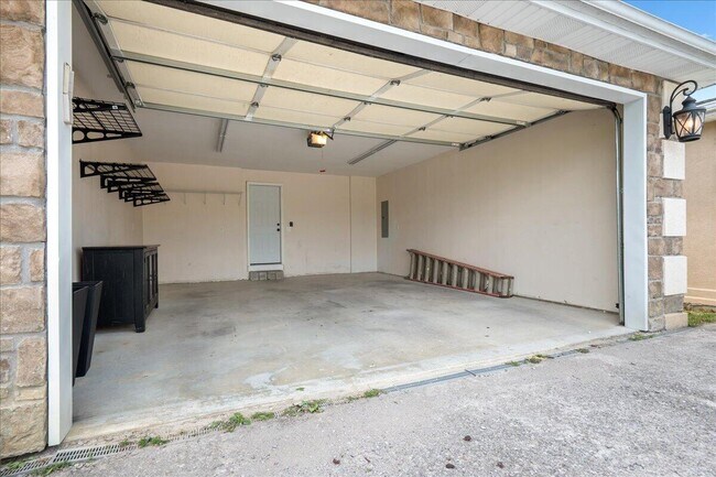 Building Photo - 200 Crooked Creek Dr