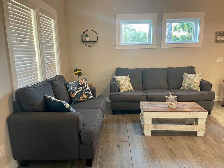 Building Photo - 100 Seabreeze Cir