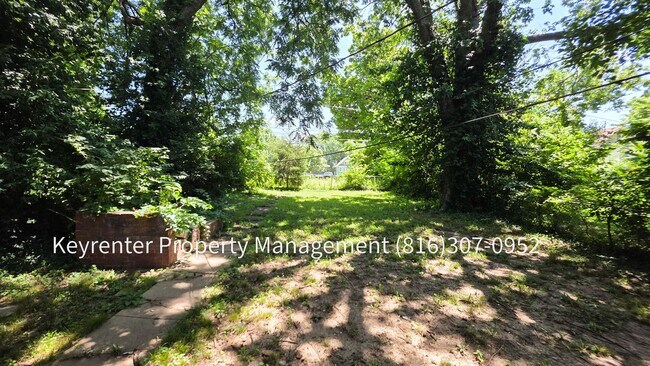 Building Photo - Welcome Home to This Bright & Inviting 4 Bed, 2 Bath