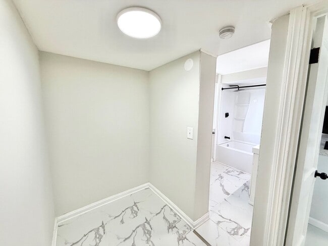 Building Photo - 924 Spring Ave NE