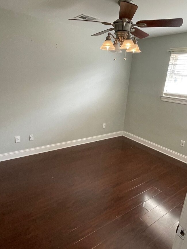 Building Photo - 2BD/1BA in Lakeview, with Driveway and Private Backyard