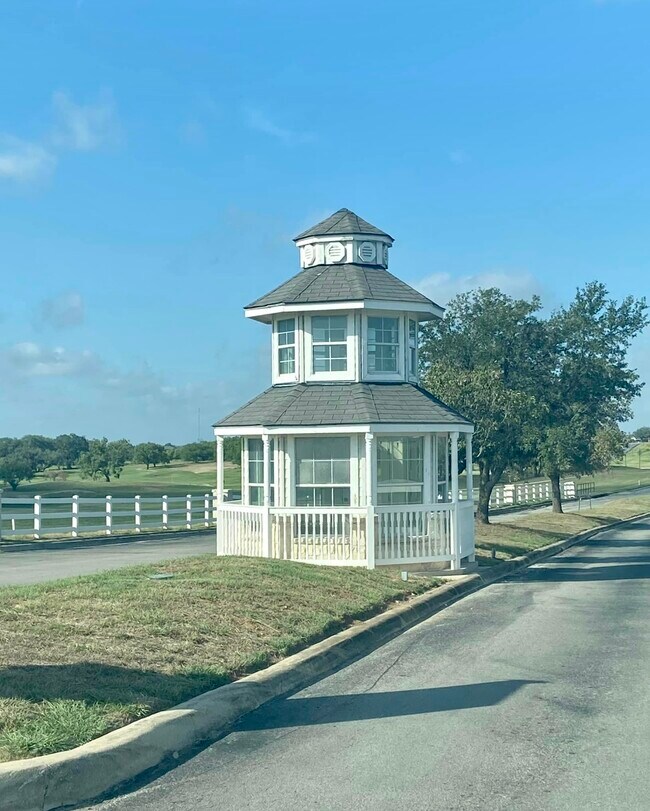 Building Photo - 425 Middle Green Loop