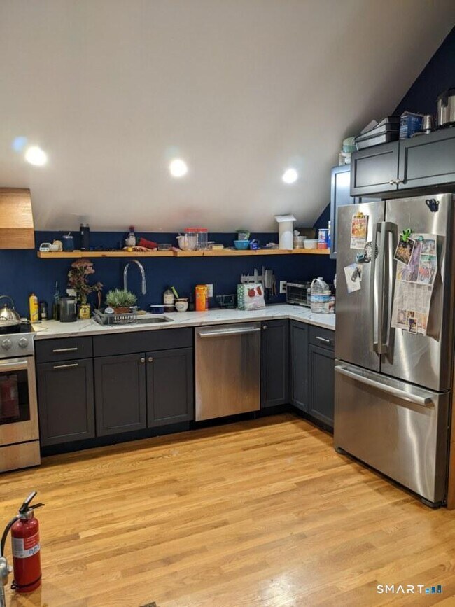 Building Photo - 2870 Fairfield Ave