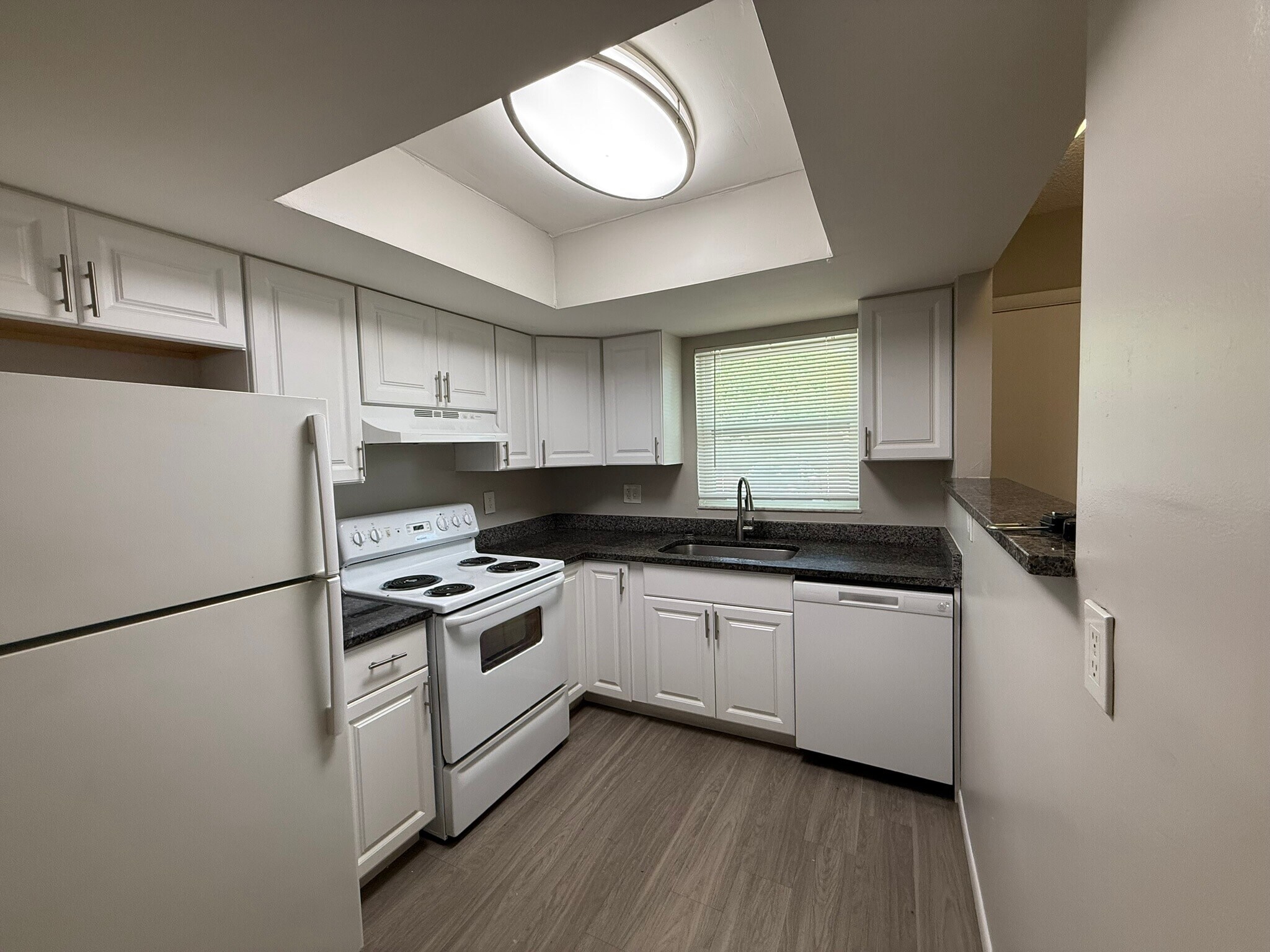 Building Photo - 2 Bed/1 Bath - Unit C3