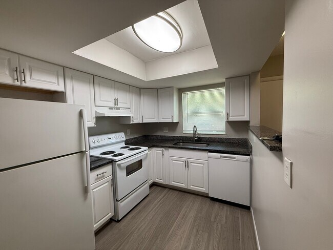 Building Photo - 3322 Camelot Dr