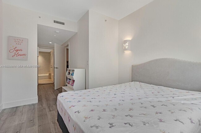 Building Photo - 801 Brickell Key Blvd