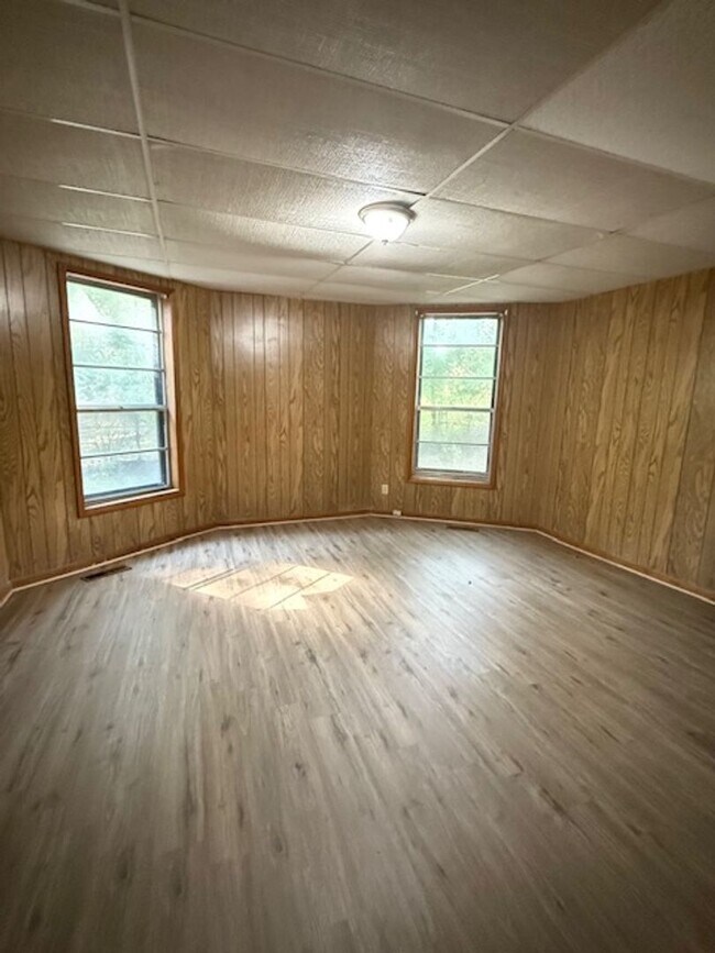 Building Photo - Renovated 3 Bedroom 1 Bath Home for Rent! (Month to Month Lease Only)