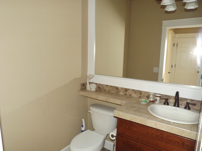 Building Photo - Gorgeous 3 bedroom, 2.5 bath in "Eagle Hei...