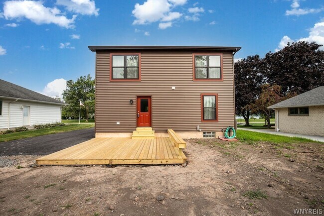 Building Photo - 4017 W River Pkwy