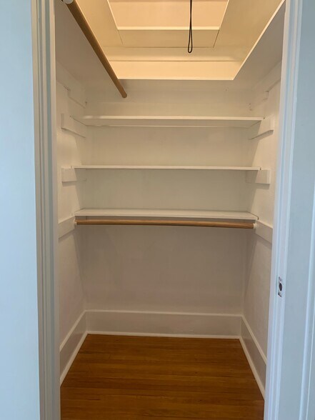 Walkin closet - 1038 N Hudson Ave