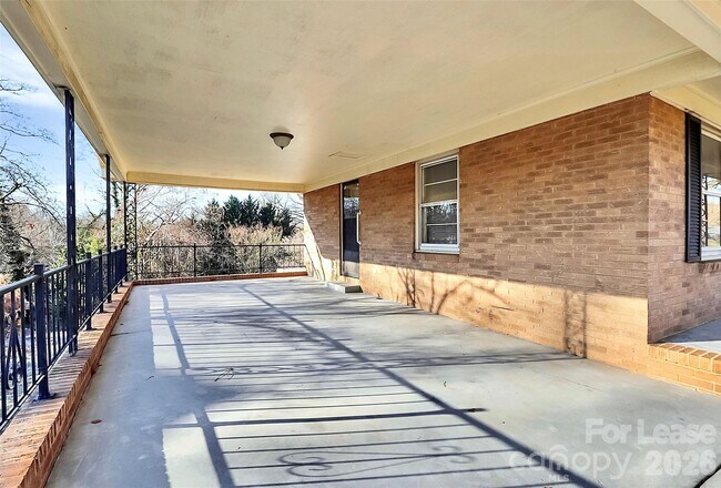 Building Photo - 526 Julia Ave