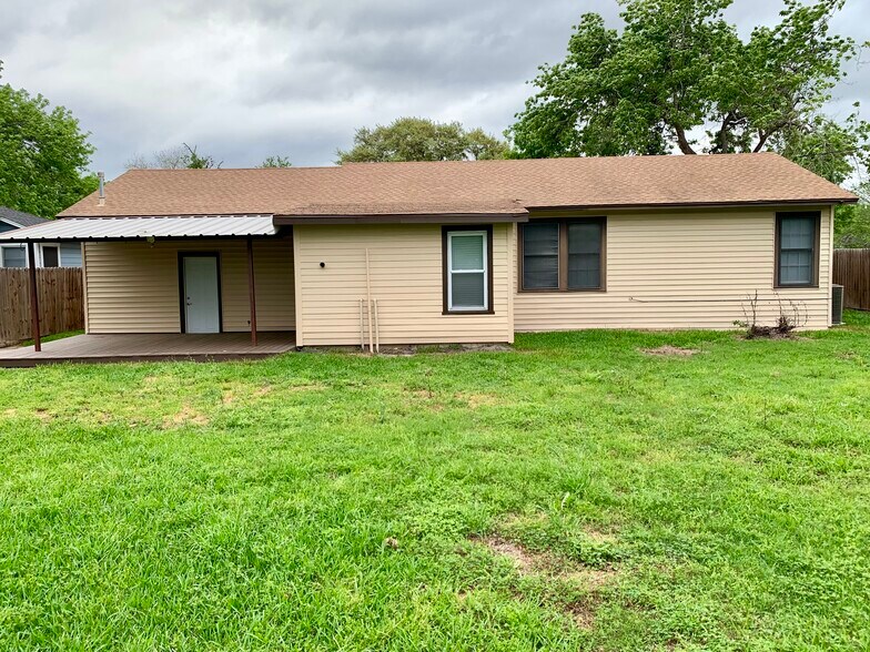 Building Photo - 605 E Mistletoe Ave
