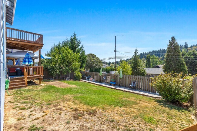Building Photo - 5-bed, 3-bath Home in Scenic West Salem