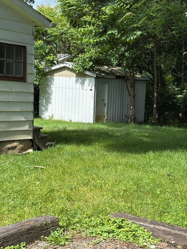 Building Photo - 2 Bdrm 1st Floor Bath Secluded Yard