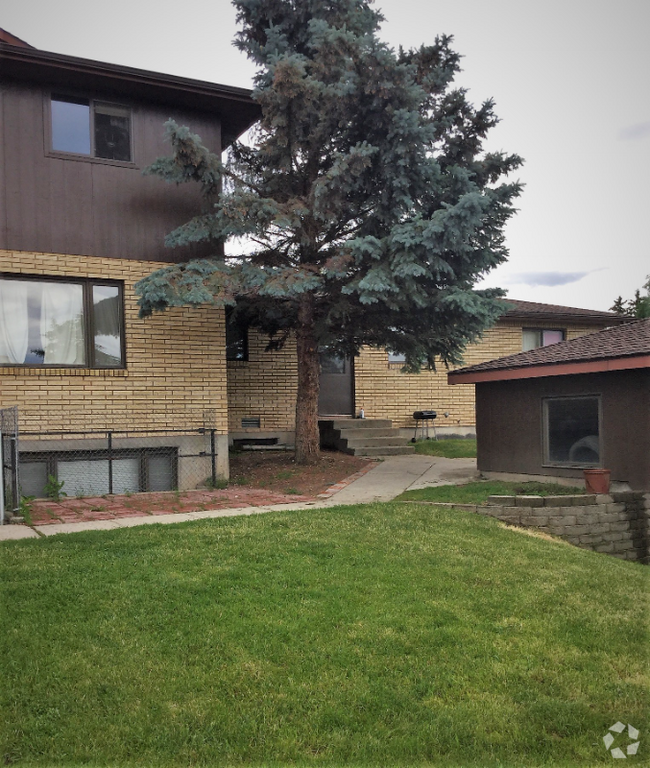 Building Photo - 472 Russell Ln