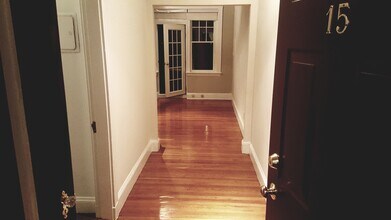 Building Photo - Amazing 1 bedroom 1 bath Condo on the Green Line Professionally Managed Heat Included