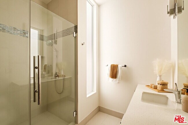 Building Photo - 1516 Forest Knoll Dr