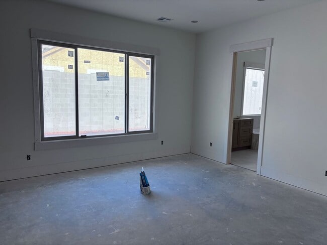 Building Photo - Beautiful single story with 4 bedrooms next to Crimson High School