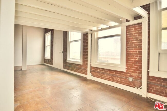 Building Photo - 215 W 7th St