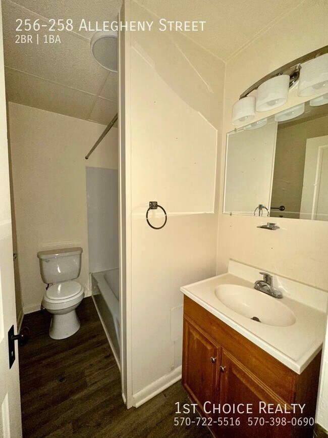 Building Photo - 2 bedroom apartment with HEAT INCLUDED!
