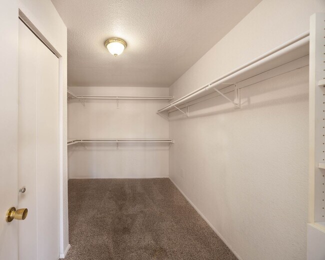 Building Photo - 7337 E Lewis Ave