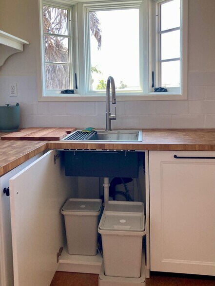 kitchen sink, storage, dishwasher - 624 Bonair St