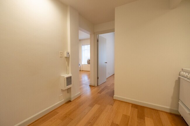 Building Photo - Historic Charm and Modern Comfort in Downt...