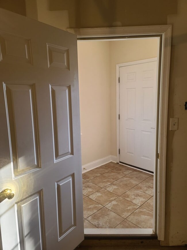 Building Photo - 3 Bedroom 2 1/2 bath ** End Unit** Townhome for Rent in Waynesboro